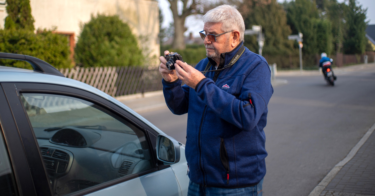 Hans-Jürgen Seidel fotogafiert einen PKW
